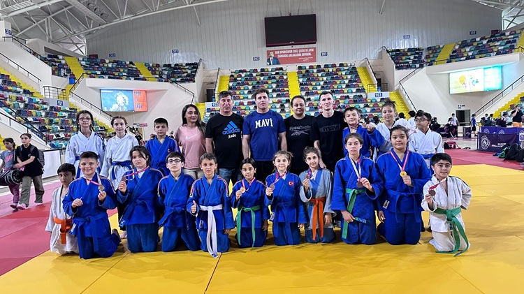 Genç judoculardan 9 madalya!
