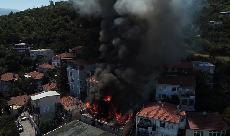 Bursa’da 3 katlı binada yangın çıktı