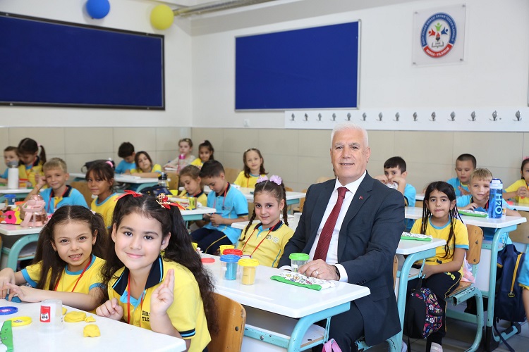 Başkan Bozbey, çocukların ilk ders zili heyecanına ortak oldu