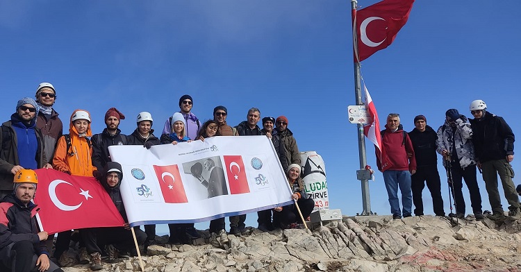 BUÜ, Uludağ’ın zirvesinde Cumhuriyet Bayramını kutladı