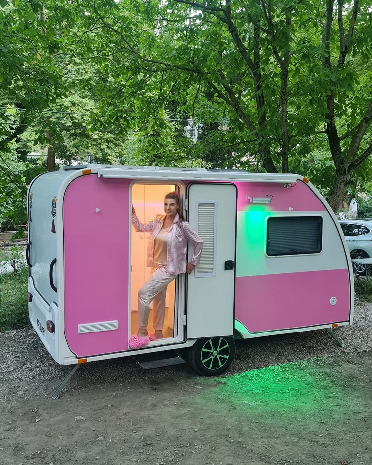 Pembe Pijama Karavan’da