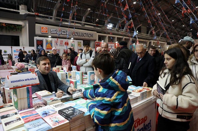 Kitap Fuarı’nda yazar yağmuru