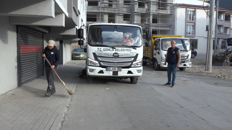 Gemlik Belediyesi’nin boş arsa temizliği