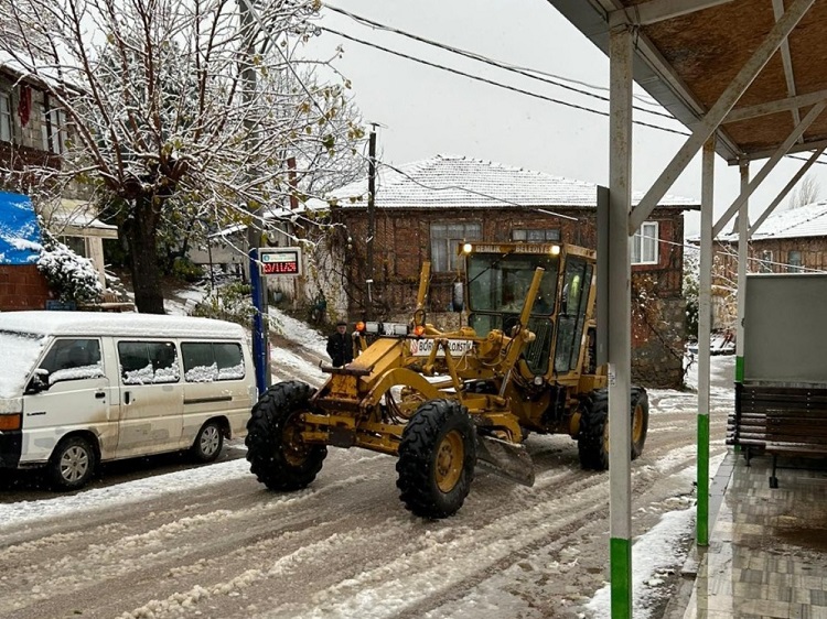 Gemlik’te köy yolları kara karşı tuzlandı