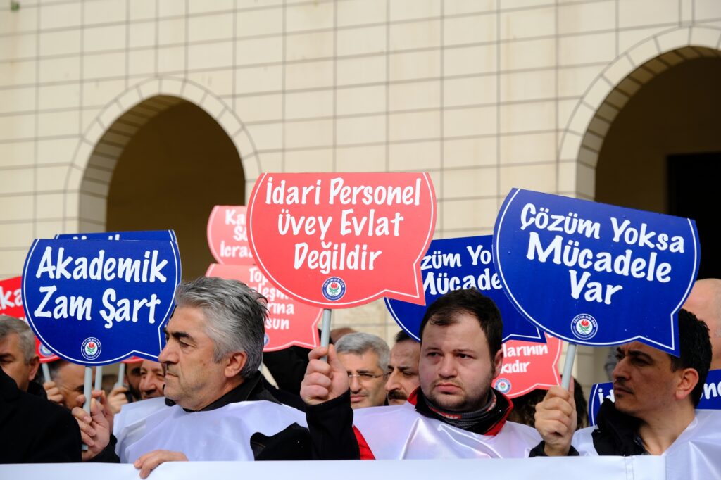 Eğitim Bir-Sen’den üniversite idari personeline destek