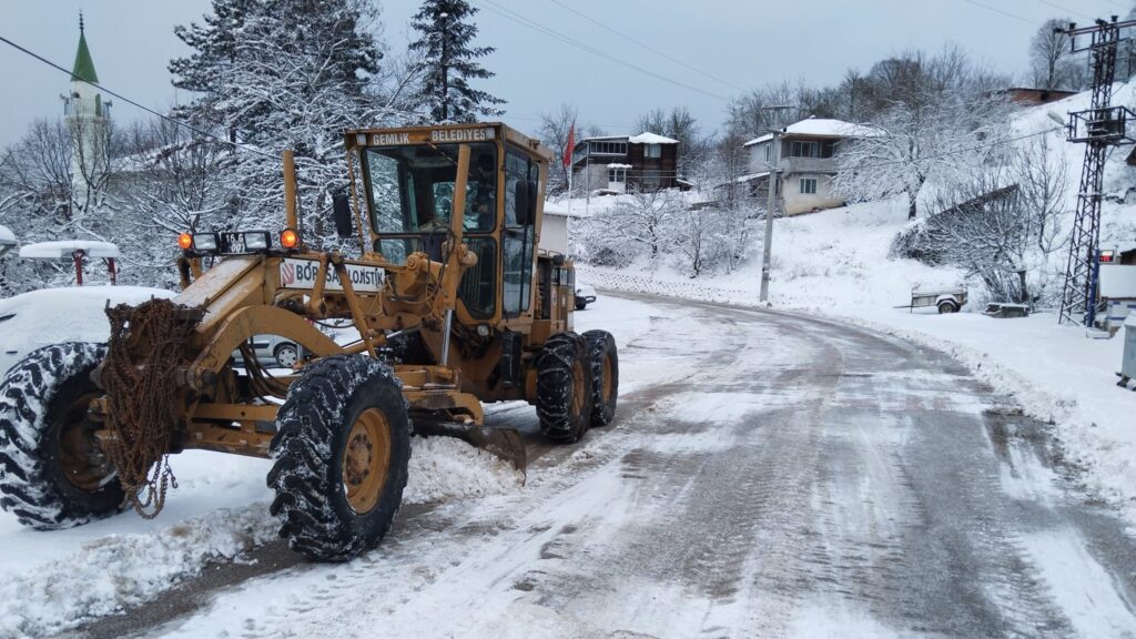 Gemlik’te kar fırtınası etkili oldu