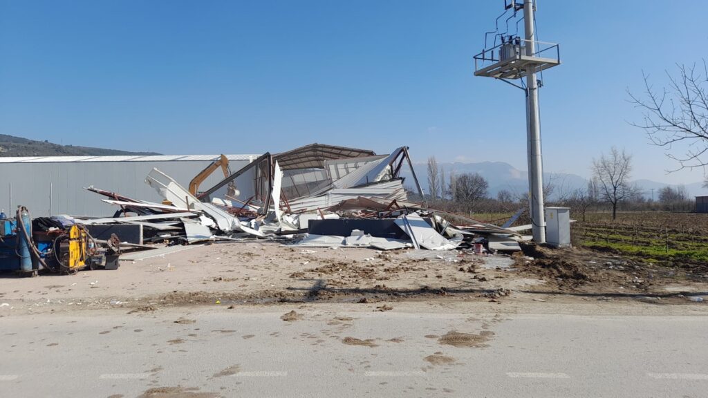 Tarım arazileri kaçak yapılardan temizleniyor