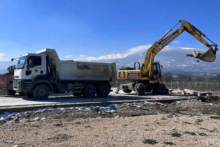 İnegöl’de tarım arazisine yapılan kaçak yapı imha edildi