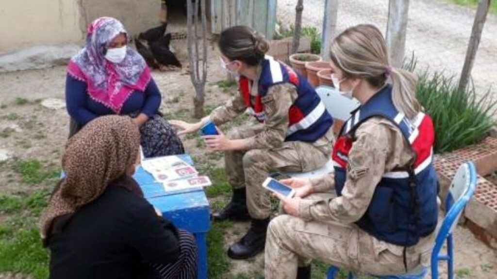 Elazığ’da jandarma KADES’i köy kadınlarına anlatıyor