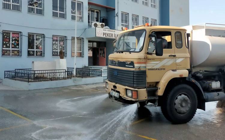 İzmir Karabağlar’da okullarda temizlik