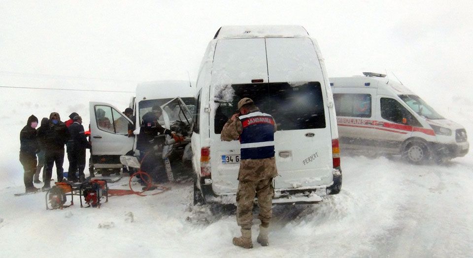 Bitlis’te trafik kazası: 17 yaralı