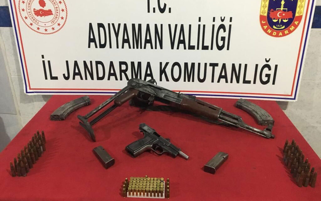 Adıyaman Kahta’da evinde kaleşnikofla yakalandı